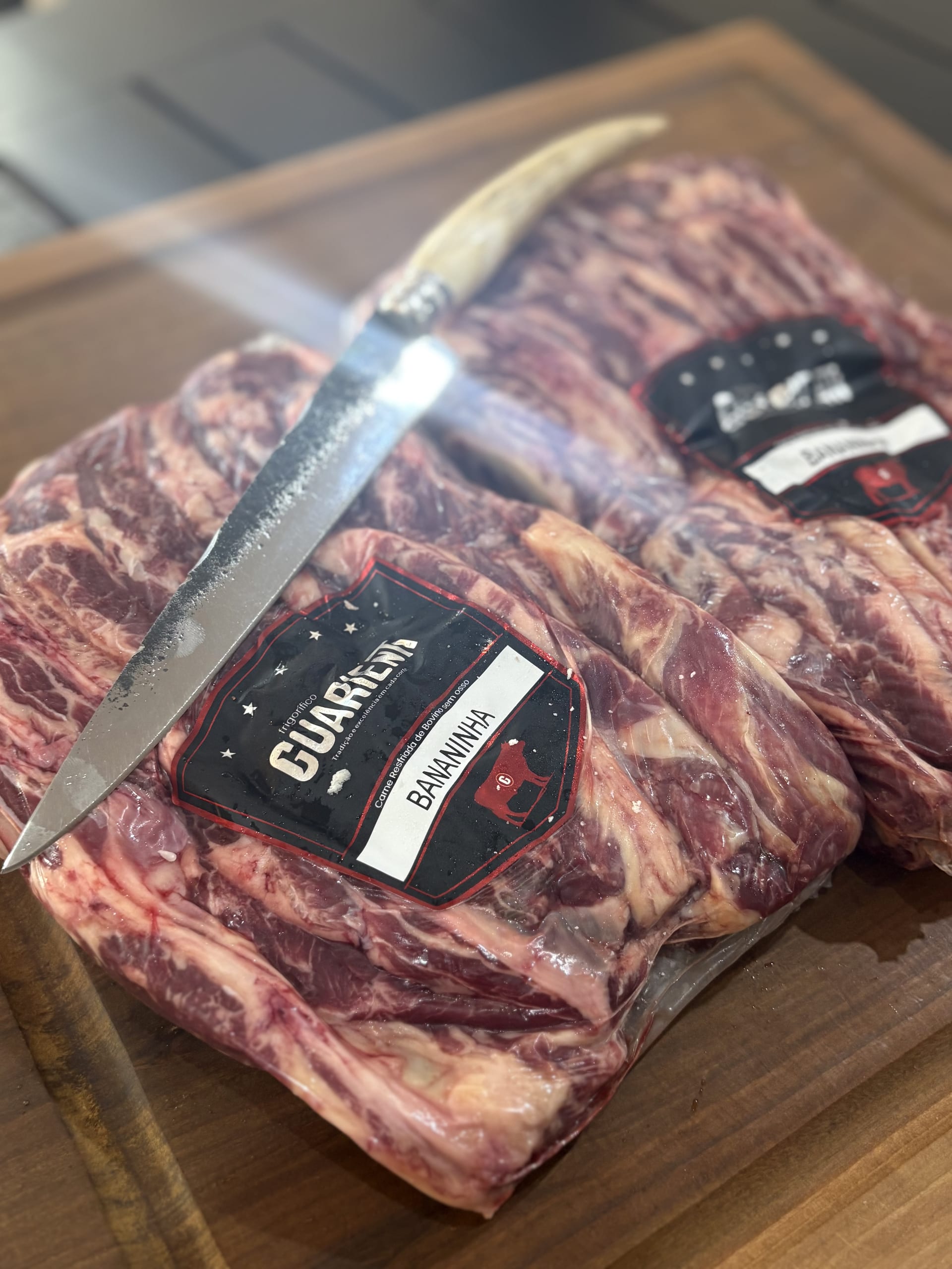 Cortes de carne embalados a vácuo no frigorífico