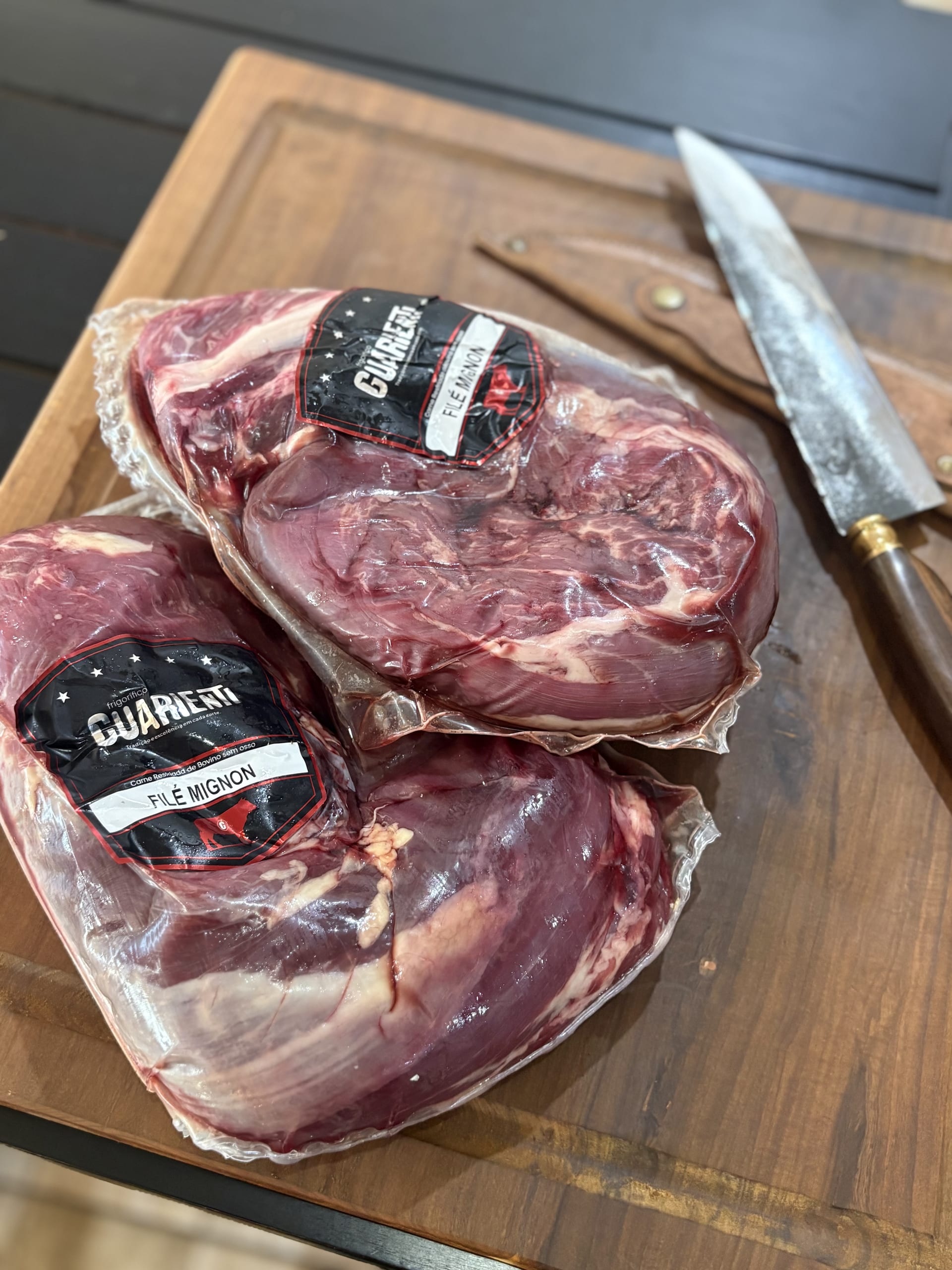 Carne fresca embalada a vácuo em câmara de refrigeração